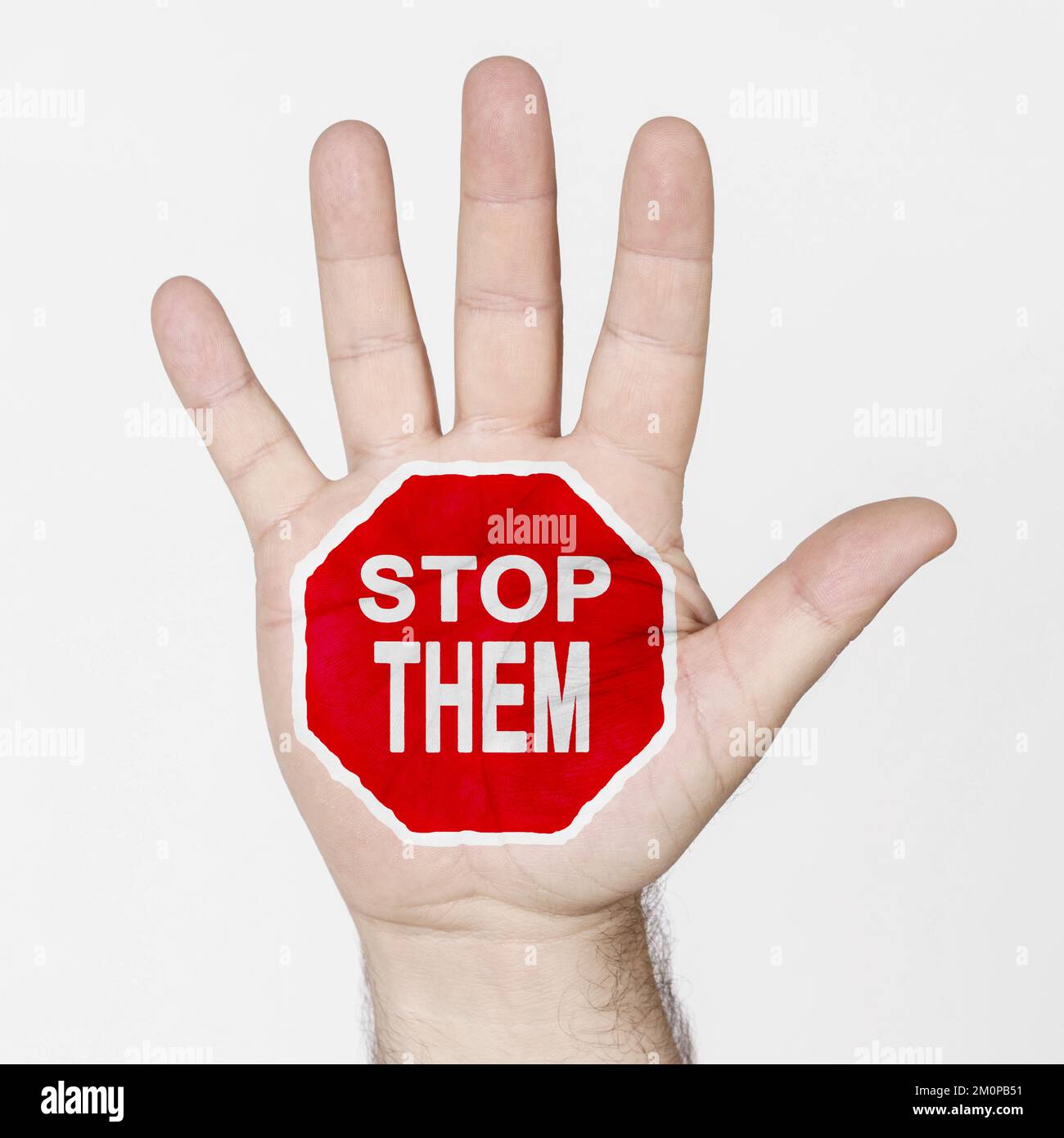 Auf der Handfläche befindet sich ein Stoppschild mit der Inschrift - STOPP SIE. Isoliert auf weißem Hintergrund. Stockfoto
