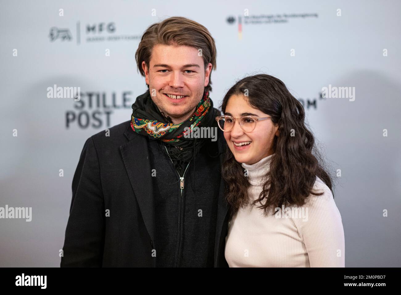Berlin, Deutschland. 07.. Dezember 2022. Florian Hoffmann, Regisseur, und Melda Kanbak, Schauspielerin, kommen zur Vorführung von "Stille Post" und der anschließenden Podiumsdiskussion "Krieg der Bilder" auf der Volksbühne Berlin. Anlässlich des Films "Stille Post" werden die Journalisten Moreno, Rojkov und Pesmen über Medienberichte in Zeiten gefälschter Nachrichten und Bildmanipulation diskutieren. Kredit: Fabian Sommer/dpa/Alamy Live News Stockfoto