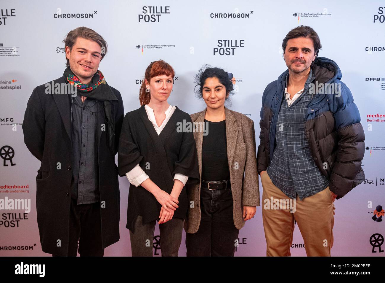 Berlin, Deutschland. 07.. Dezember 2022. Florian Hoffmann (l-r), Regisseur, Alexandra Rojkov, Kriegsreporterin, Azadr Pesmen, Journalist und Juan Moreno, investigativer Journalist, kommen zur Vorführung von "Stille Post" und der anschließenden Podiumsdiskussion "Krieg der Bilder" in der Volksbühne Berlin. Anlässlich des Films "Stille Post" werden die Journalisten Moreno, Rojkov und Pesmen über Medienberichte in Zeiten gefälschter Nachrichten und Bildmanipulation diskutieren. Kredit: Fabian Sommer/dpa/Alamy Live News Stockfoto