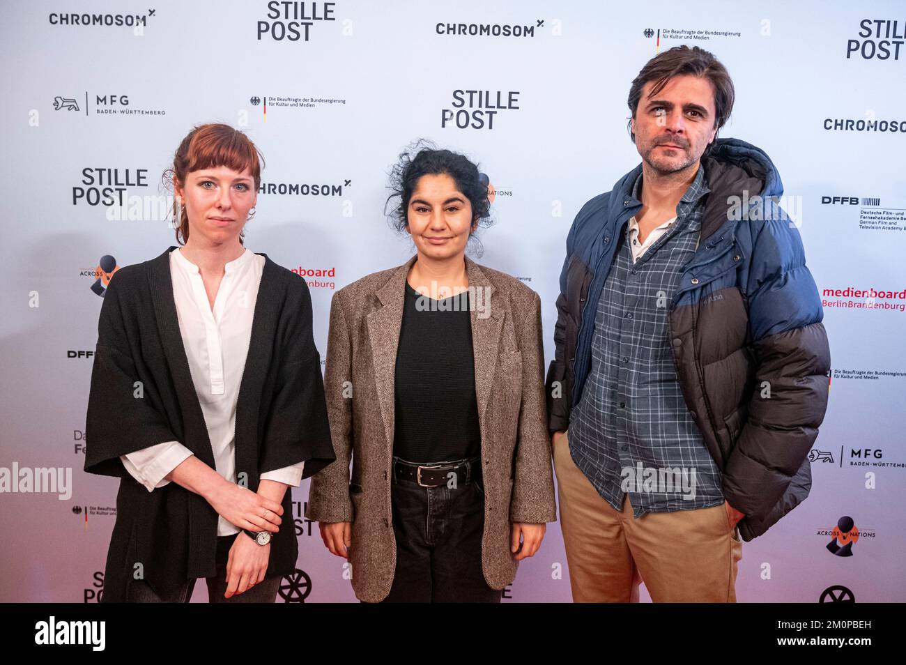 Berlin, Deutschland. 07.. Dezember 2022. Alexandra Rojkov (l-r), Kriegsreporterin, Azadr Pesmen, Journalistin, und Juan Moreno, Investigativer Journalist, kommen Sie zur Vorführung von "Stille Post" und der anschließenden Podiumsdiskussion "Krieg der Bilder" in der Volksbühne Berlin. Anlässlich des Films "Stille Post" werden die Journalisten Moreno, Rojkov und Pesmen über Medienberichte in Zeiten gefälschter Nachrichten und Bildmanipulation diskutieren. Kredit: Fabian Sommer/dpa/Alamy Live News Stockfoto