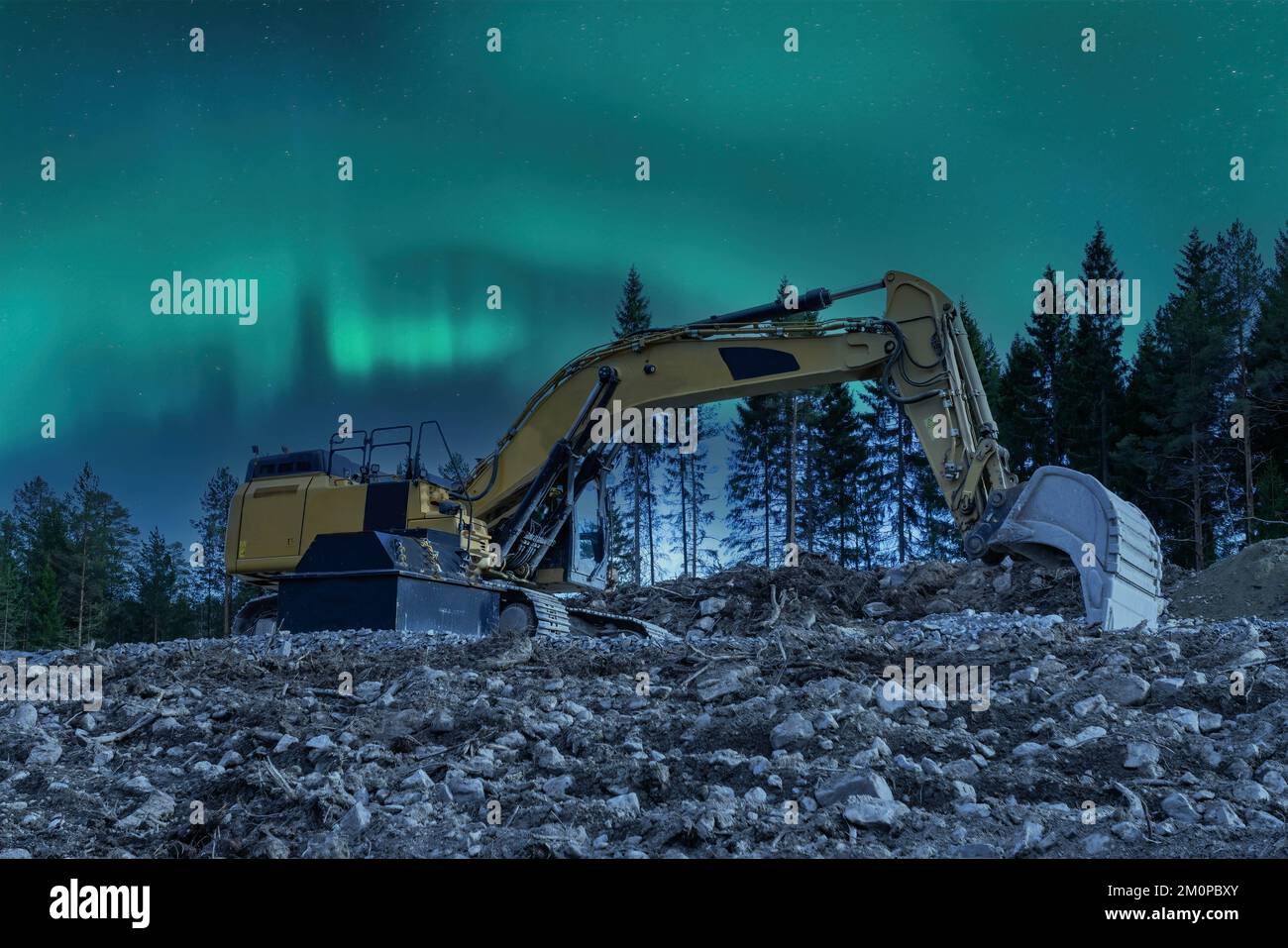 Nahaufnahme von der Seite des wunderschönen großen gelben Hydraulikbaggers mit großen Schaufelständern unter der frühen Nacht der Aurora Borealis. Nordlichter leuchten über starker Kraft Stockfoto