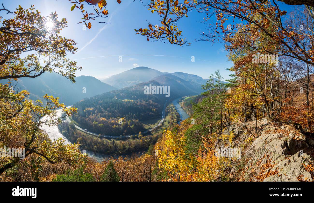 Strecno: Vah (Waag) mit Biegung, Mala Fatra Gebirge in , Slowakei Stockfoto