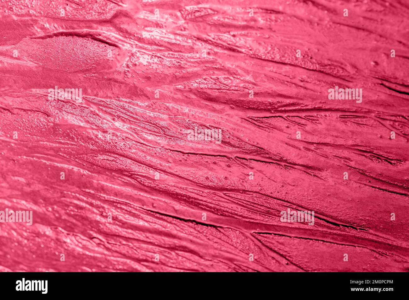 Natürlicher Sandmusterhintergrund. Abstrakter Hintergrund für magentafarbene und oberflächliche Textur. Stockfoto