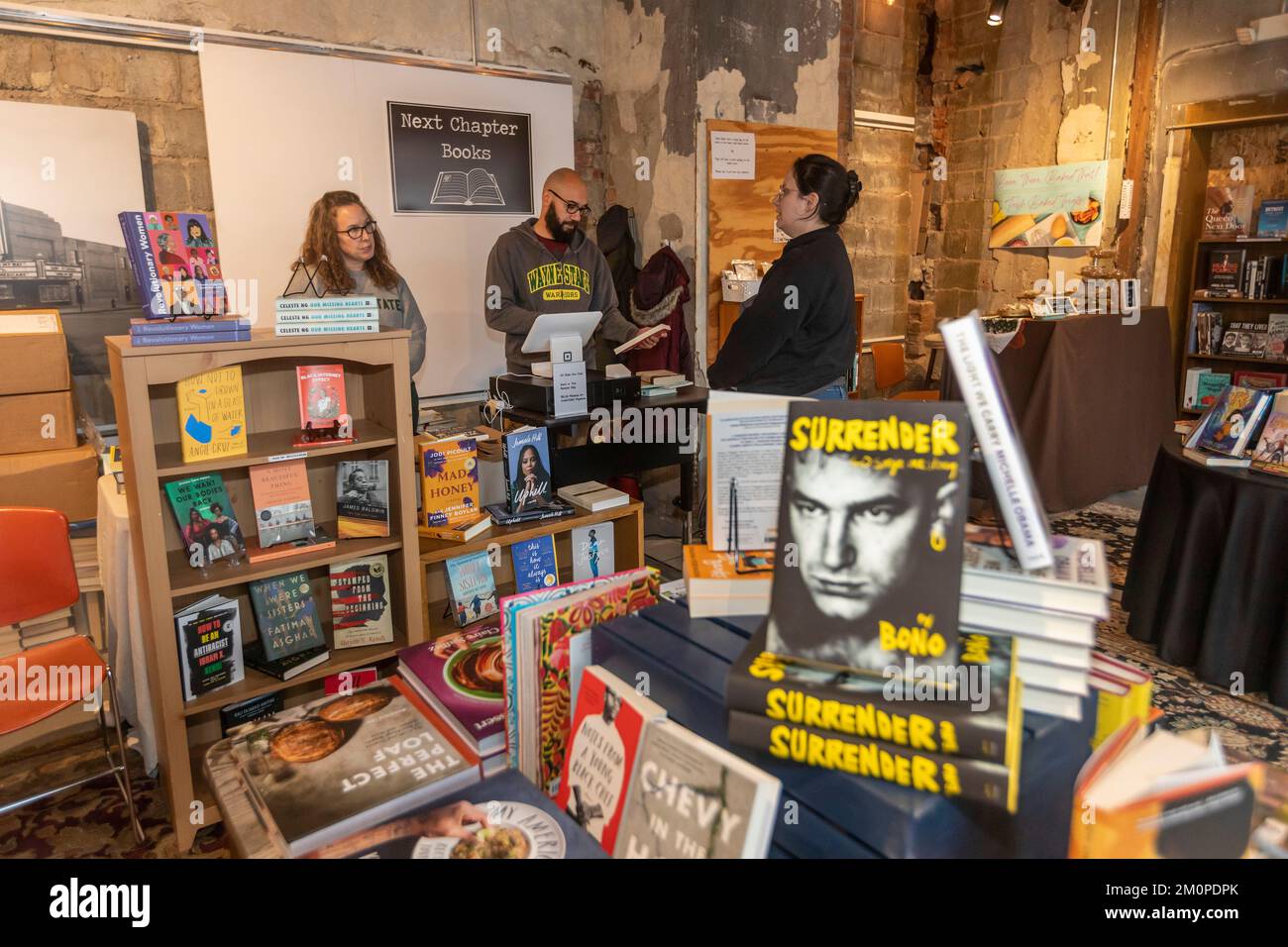 Detroit, Michigan – Jay und Sarah Williams verkaufen Bücher an einen Kunden bei Next Chapter Books, einer Pop-up-Buchhandlung, die für die Feiertage auf dem EAS eingerichtet wurde Stockfoto