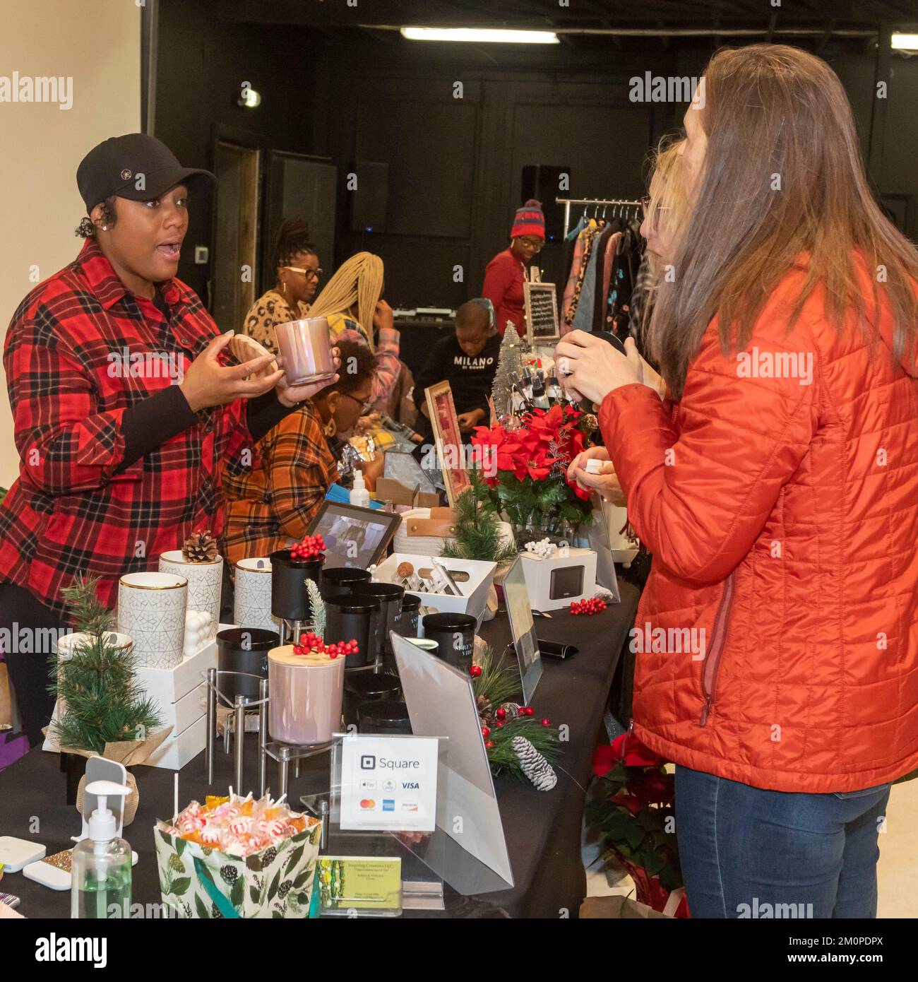 Detroit, Michigan – Einkäufer und Verkäufer auf dem East Warren Holiday Market, einem Pop-up-Markt für die Weihnachtszeit im Osten von Detroit. Stockfoto