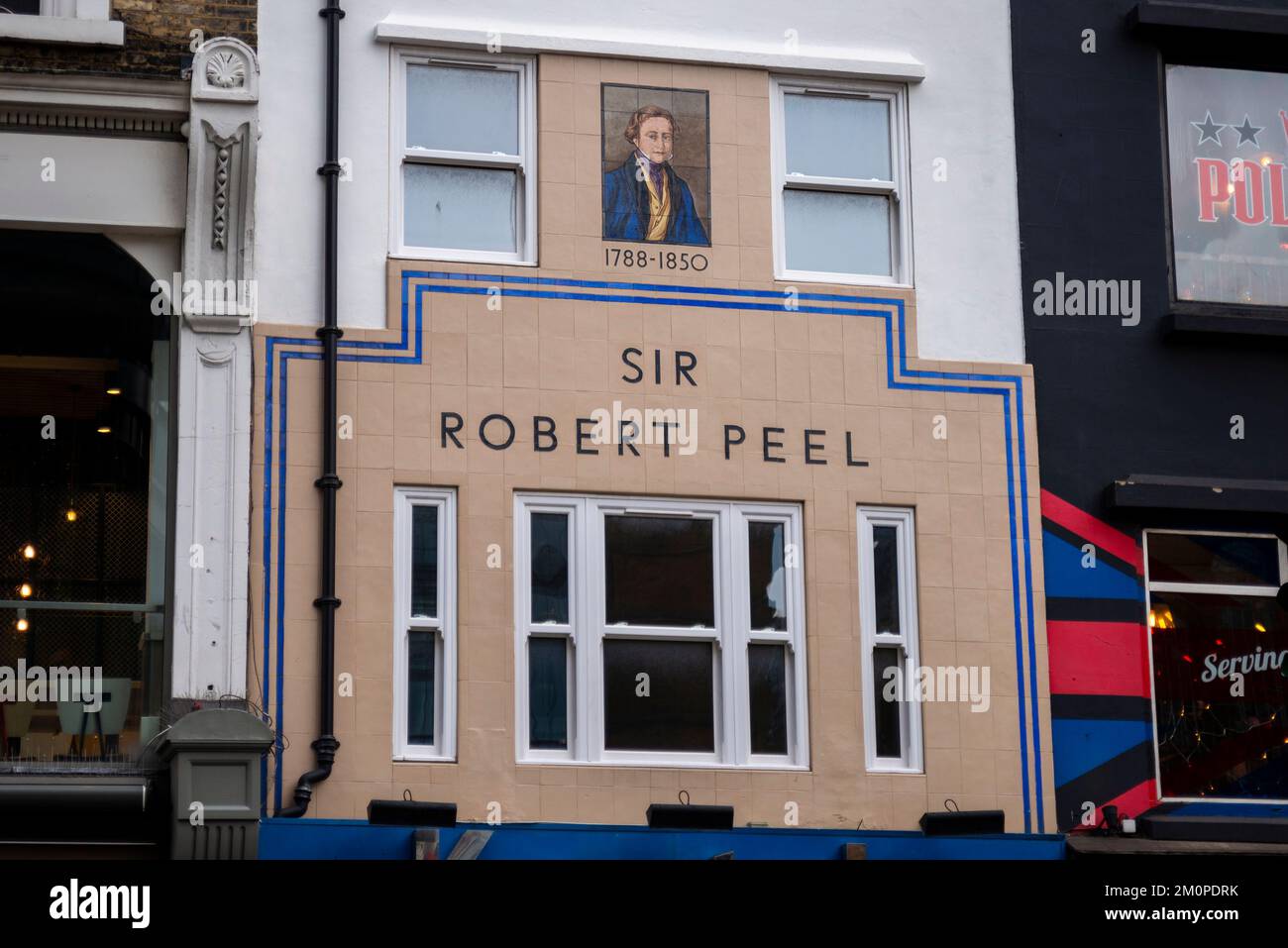 Bild von Sir Robert Peel in Bishopsgate, das die Fassade eines ehemaligen Pubs in 178 Bishopsgate war. Er wird als Vater der modernen britischen Polizei angesehen Stockfoto