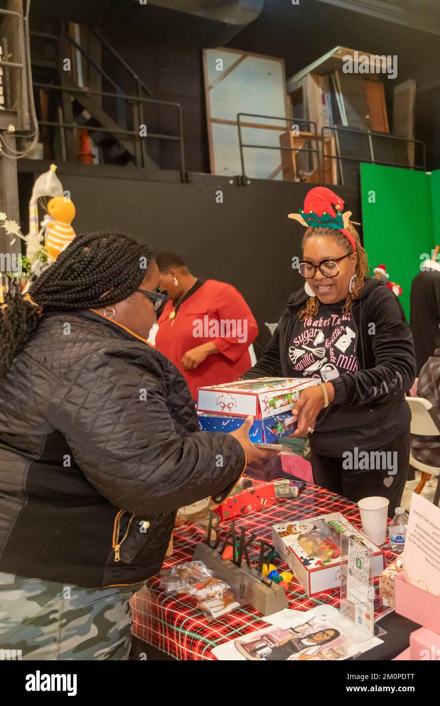 Detroit, Michigan – Einkäufer und Verkäufer auf dem East Warren Holiday Market, einem Pop-up-Markt für die Weihnachtszeit im Osten von Detroit. Stockfoto