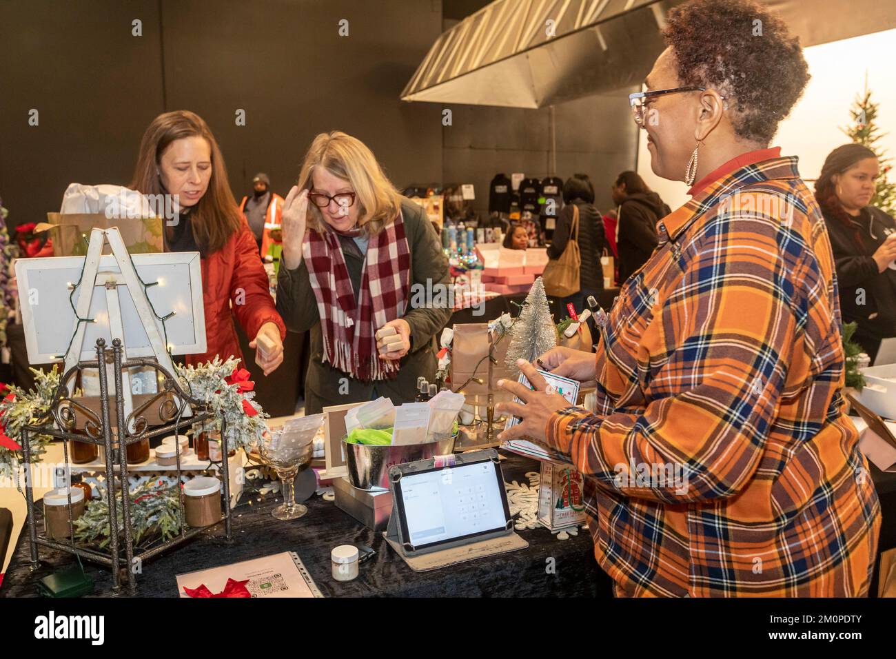 Detroit, Michigan – Einkäufer und Verkäufer auf dem East Warren Holiday Market, einem Pop-up-Markt für die Weihnachtszeit im Osten von Detroit. Stockfoto