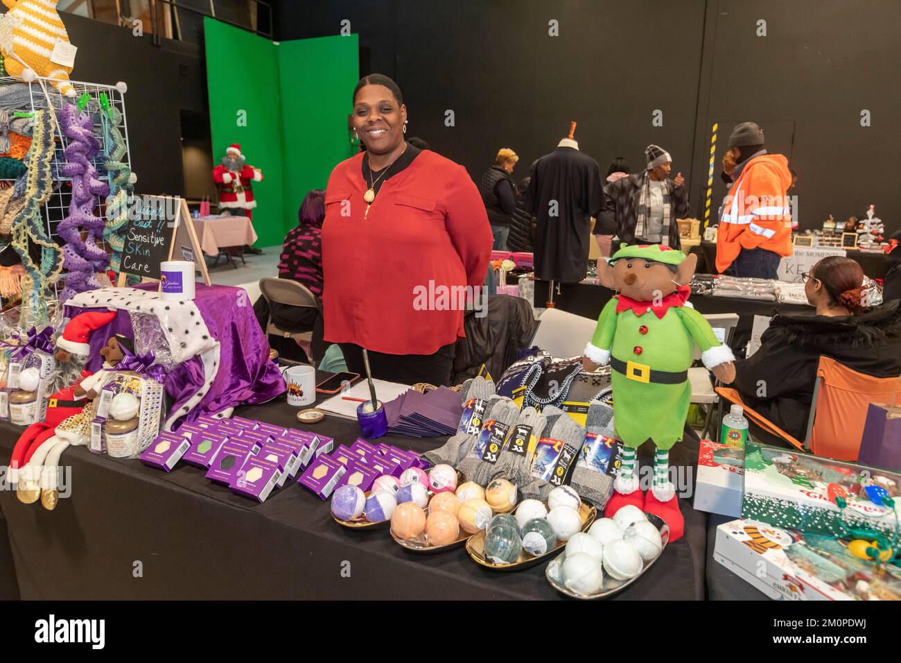 Detroit, Michigan – Einkäufer und Verkäufer auf dem East Warren Holiday Market, einem Pop-up-Markt für die Weihnachtszeit im Osten von Detroit. Stockfoto