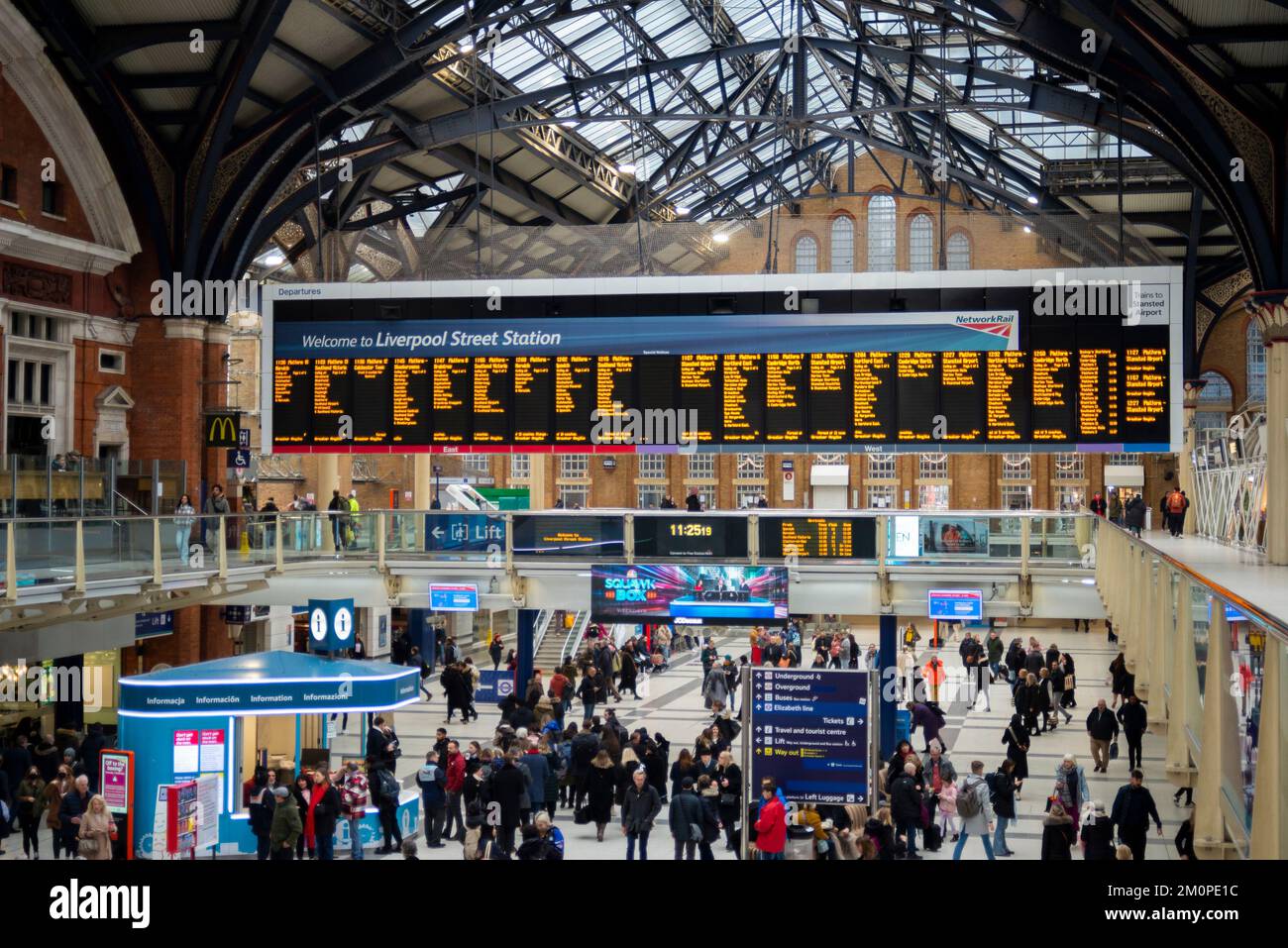 Liverpool Street Station, London, Großbritannien. Endhalle mit Passagieren und Zielflughafen. Routen nach Greater Anglia. Dachkonstruktion Stockfoto