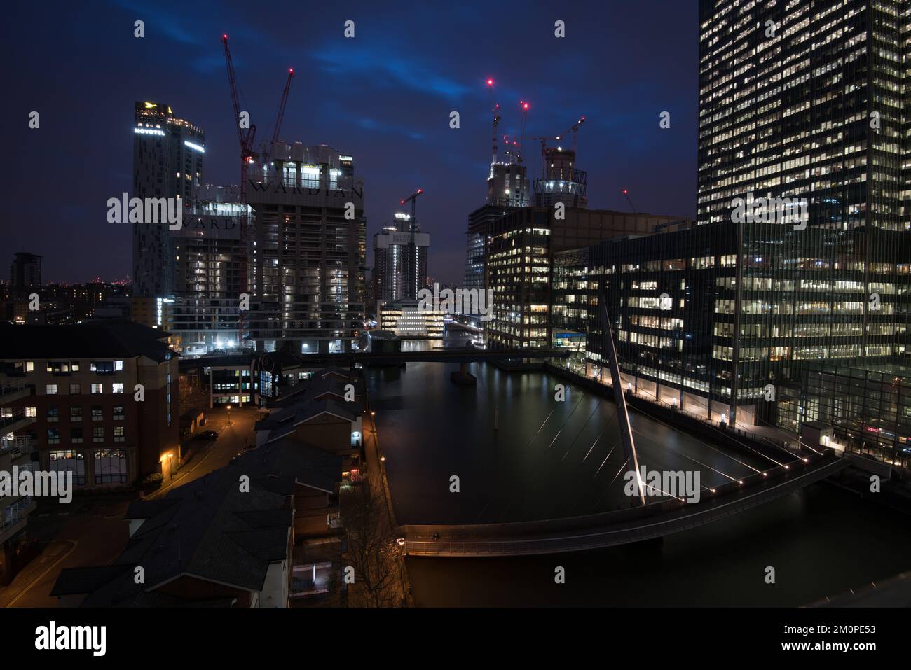 Modernes Bürogebäude im Canary Wharf Finanzzentrum in London bei Nacht Stockfoto