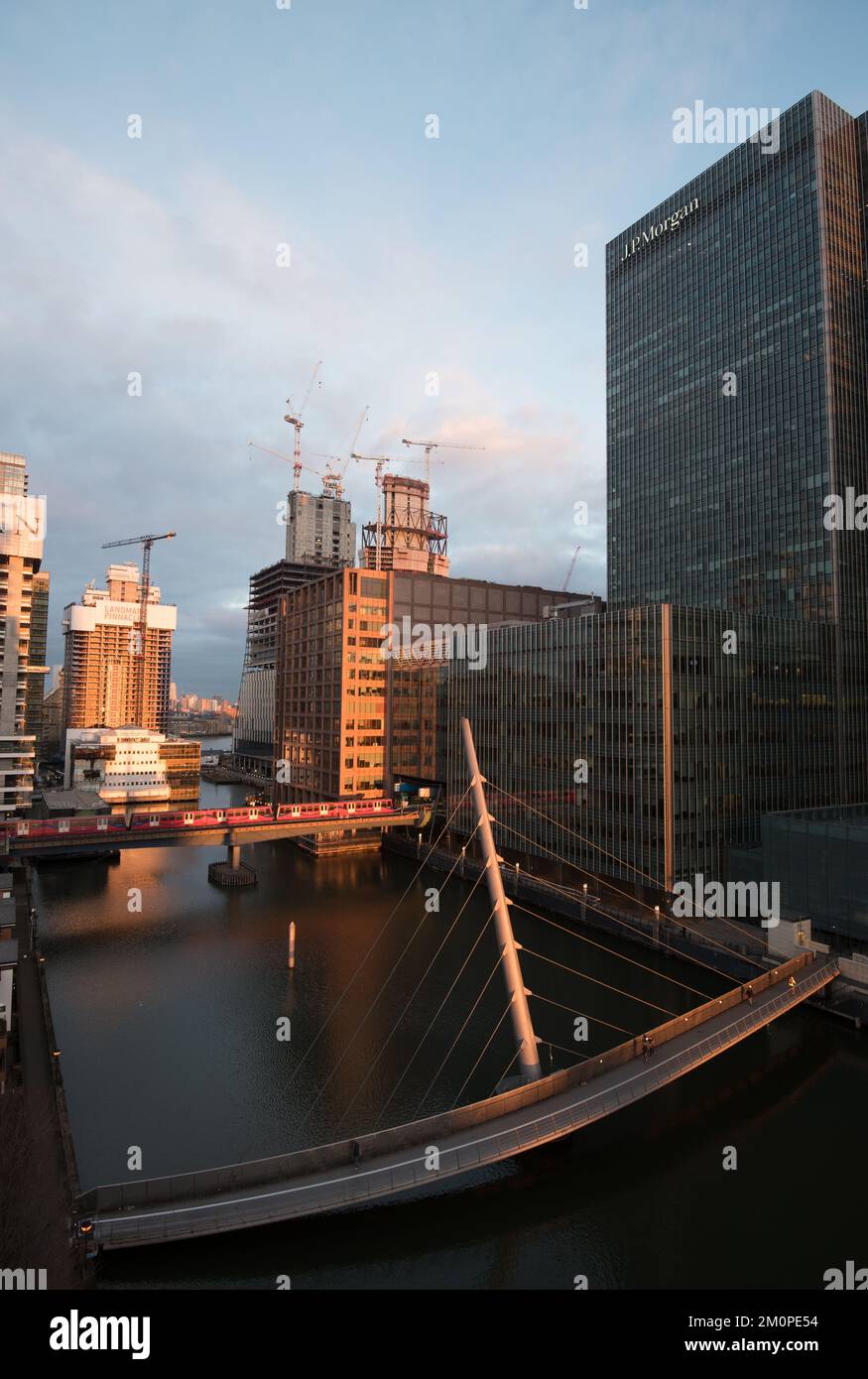 Modernes Bürogebäude im Finanzzentrum Canary Wharf bei Sonnenuntergang. London Vereinigtes Königreich Stockfoto