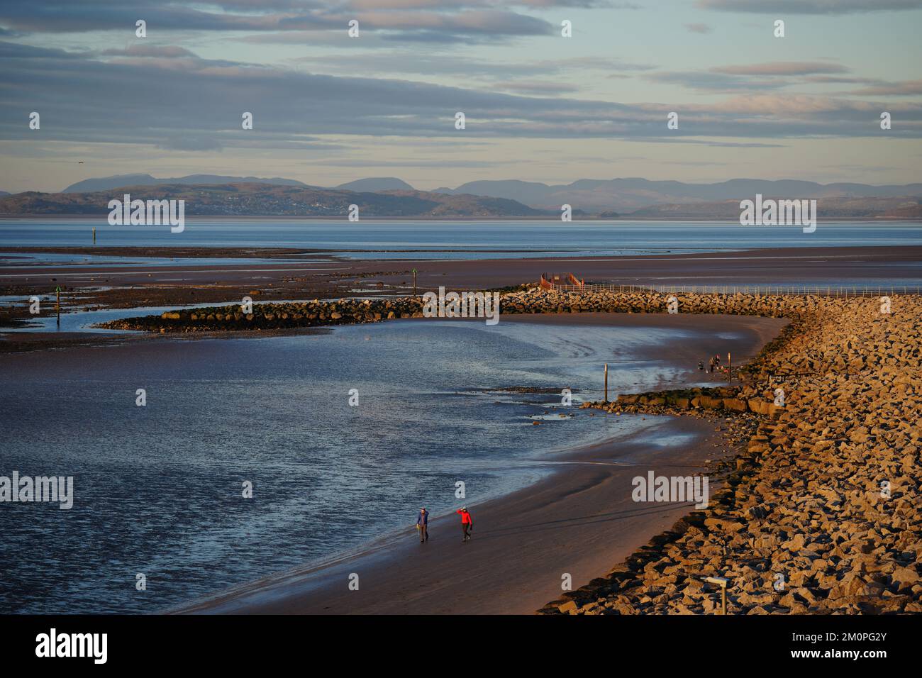 Sunset & Moonrise - Heysham, 7. 2022. Dezember. (Foto/Jon Super 07974 356-333) jon@jonsuper.com www.jonsuper.com Stockfoto