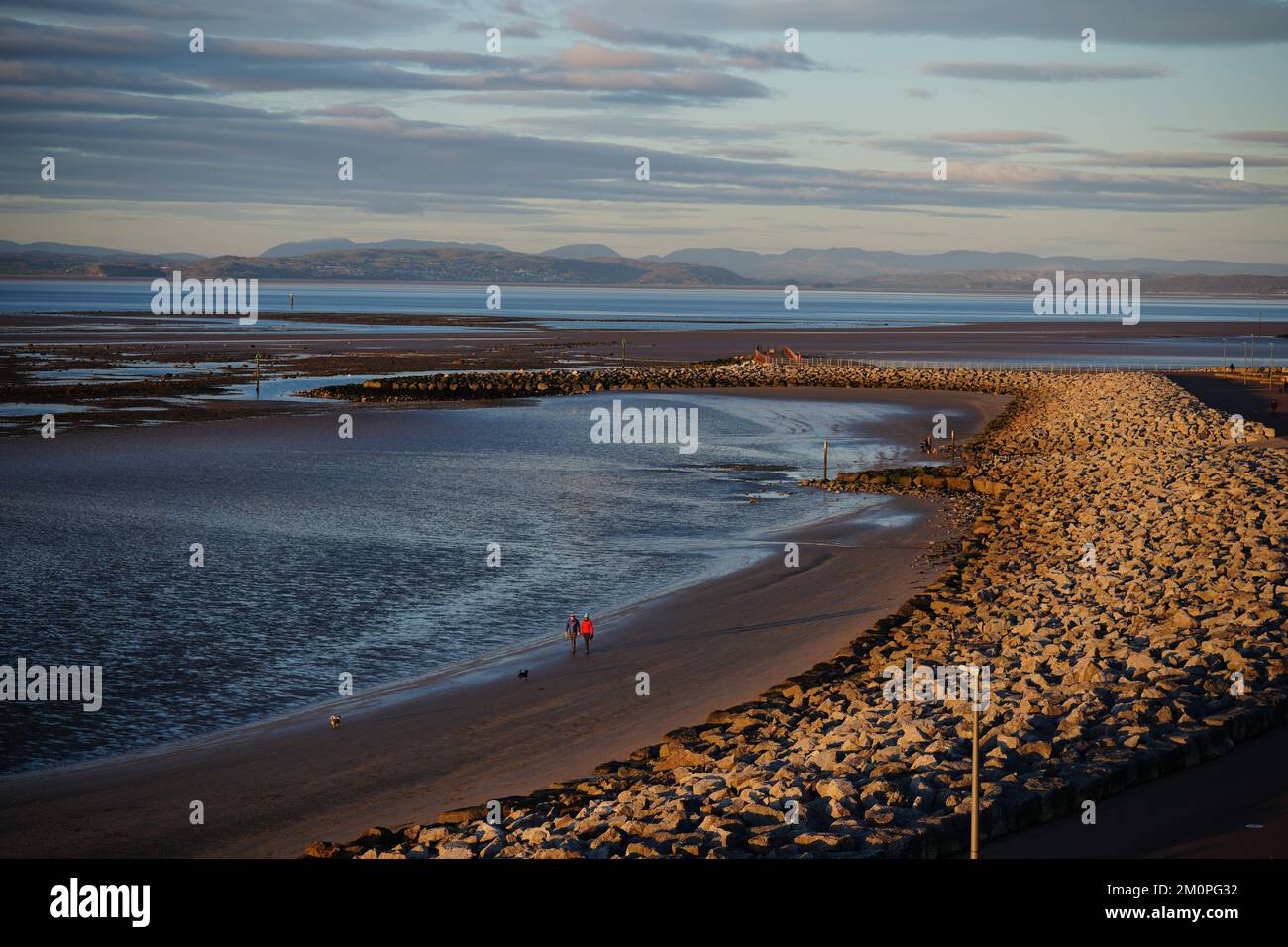 Sunset & Moonrise - Heysham, 7. 2022. Dezember. (Foto/Jon Super 07974 356-333) jon@jonsuper.com www.jonsuper.com Stockfoto