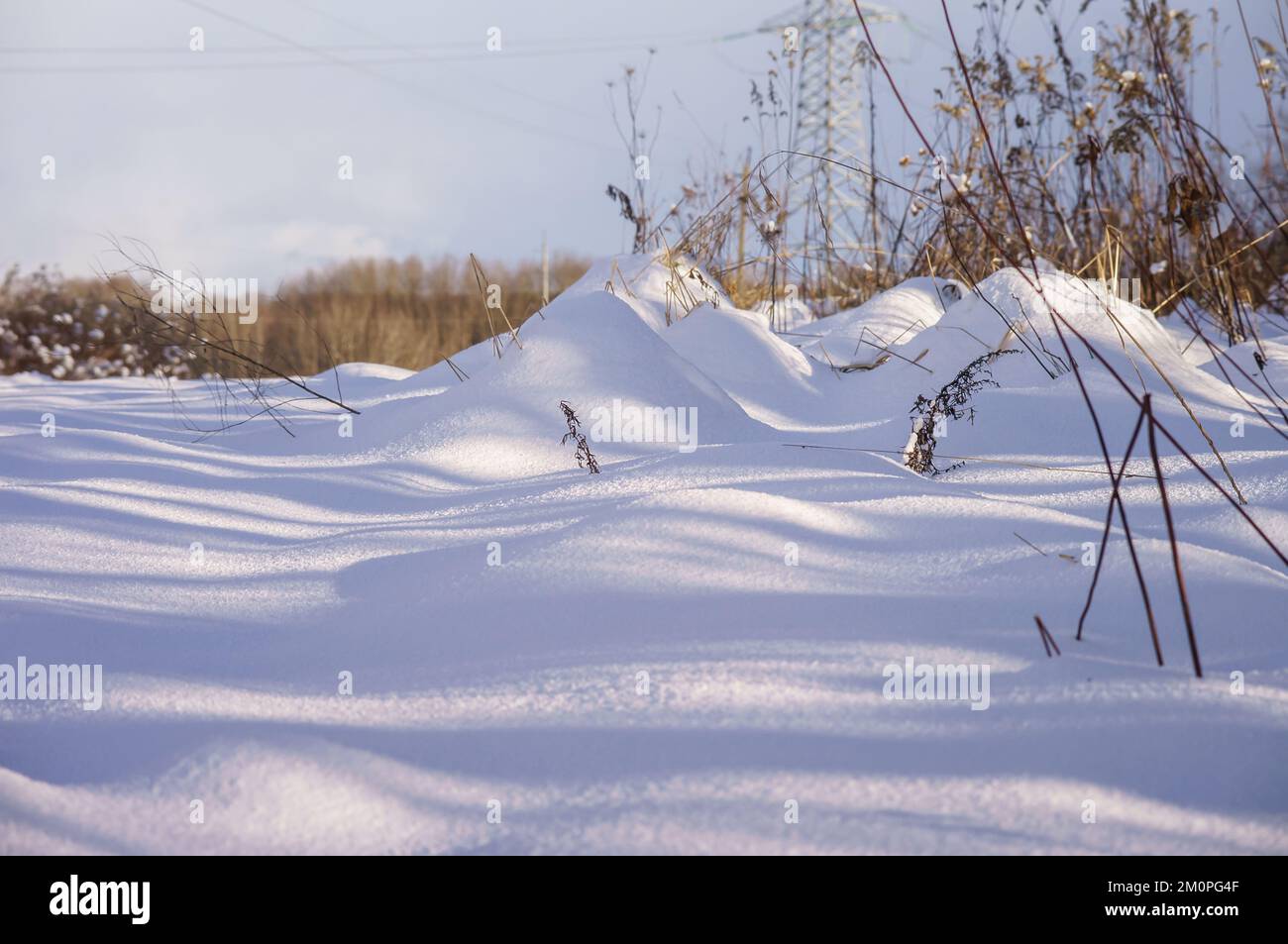 Der Boden unter dem Schnee. Schnee auf dem Feld. Kristallweißer Schnee auf dem Boden. Stockfoto