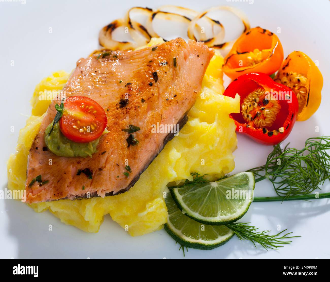 Gebratenes Forellenfilet serviert Kartoffelbrei, Paprika und Gemüse auf ...