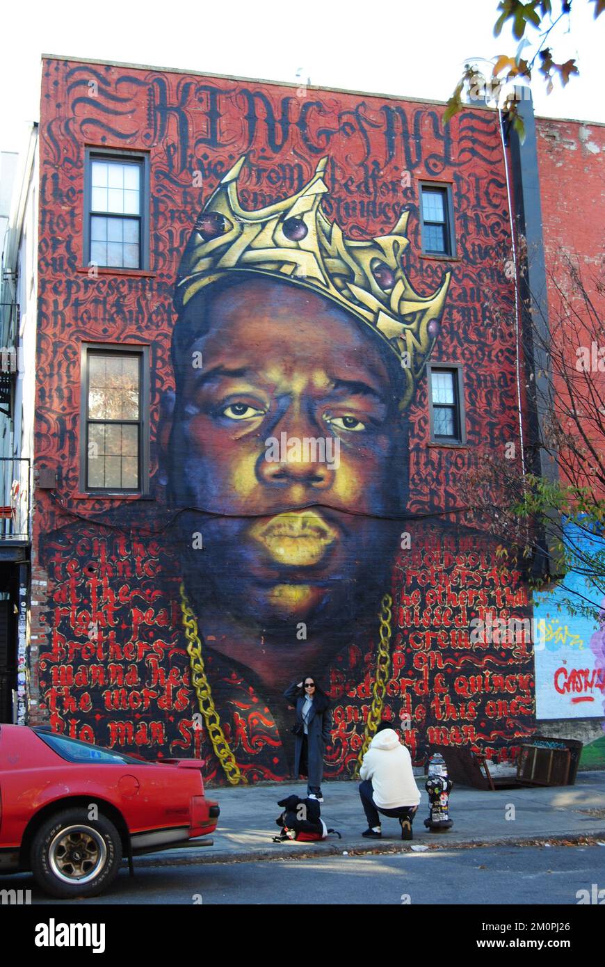 New York City, New York, USA - Nov. 21 2022: Touristen machen Fotos vor dem Wandgemälde „King of NY“ in Brooklyn mit Rapper, dem berüchtigten B.I.G. Stockfoto