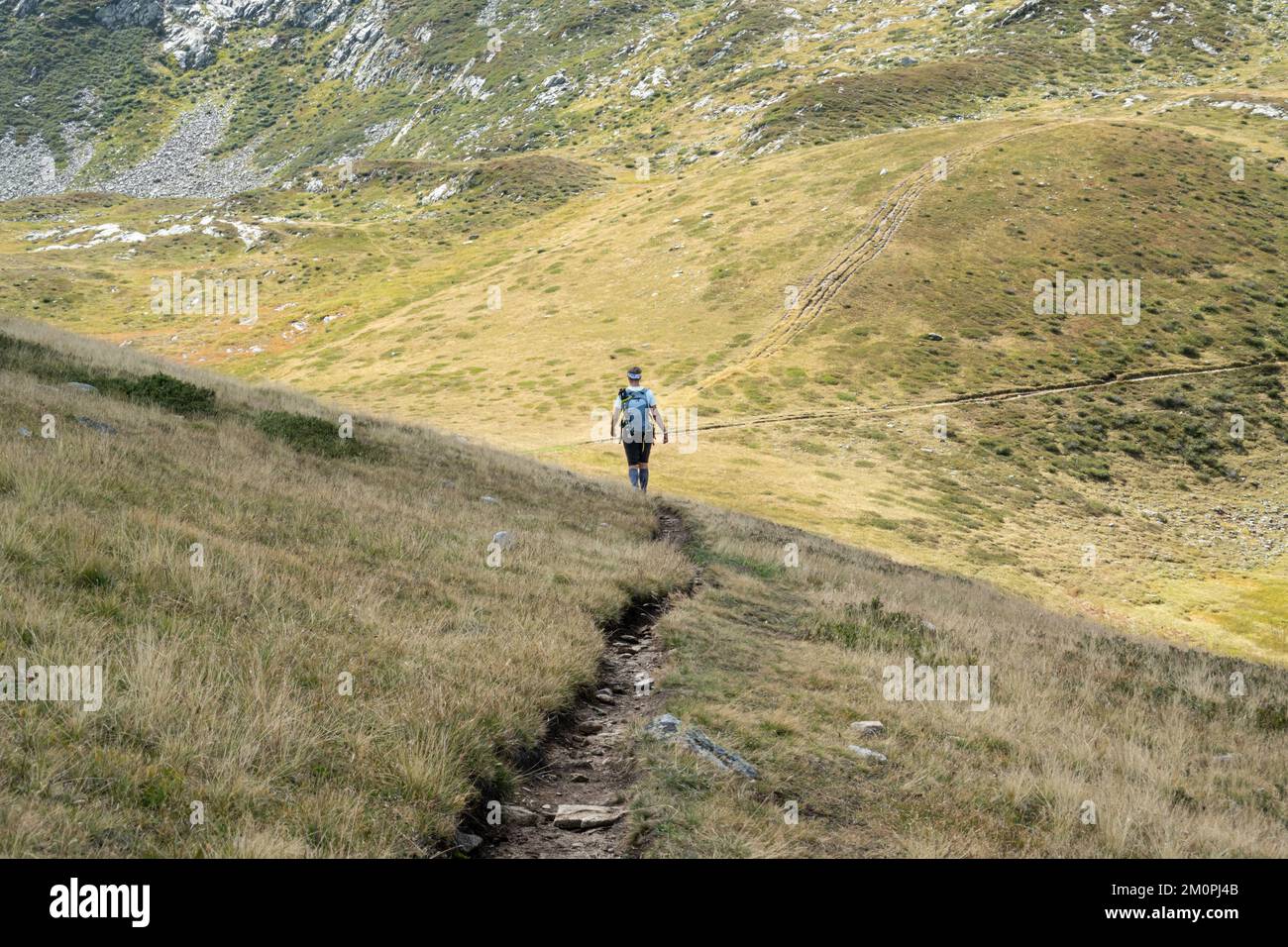 Alleinstehende Wanderin, die im Sommer im Chamonix-Tal in Frankreich auf einem Bergpfad unterwegs ist Stockfoto