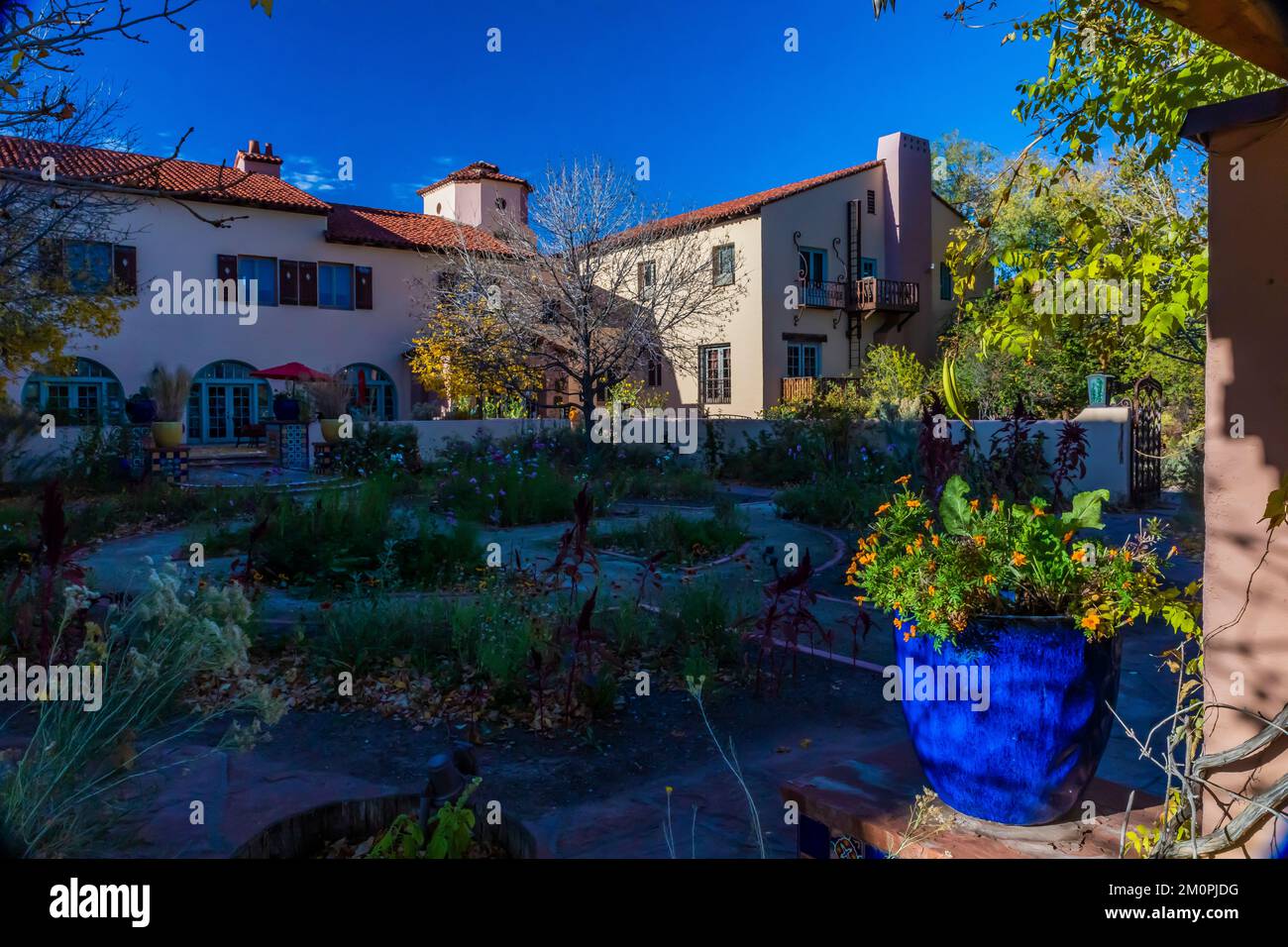 Wunderschöne Gärten von La Posada, einem restaurierten Hotel an der Route 66 in Winslow, Arizona, USA [Keine Veröffentlichung von Grundstücken; nur redaktionelle Lizenzierung] Stockfoto