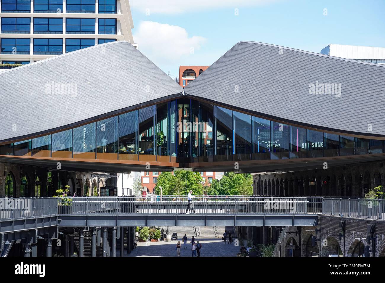 Thomas Heatherwicks „küssende“ Dächer des Einkaufszentrums auf dem Coal Drops Yard in King's Cross, London, England, Vereinigtes Königreich Stockfoto