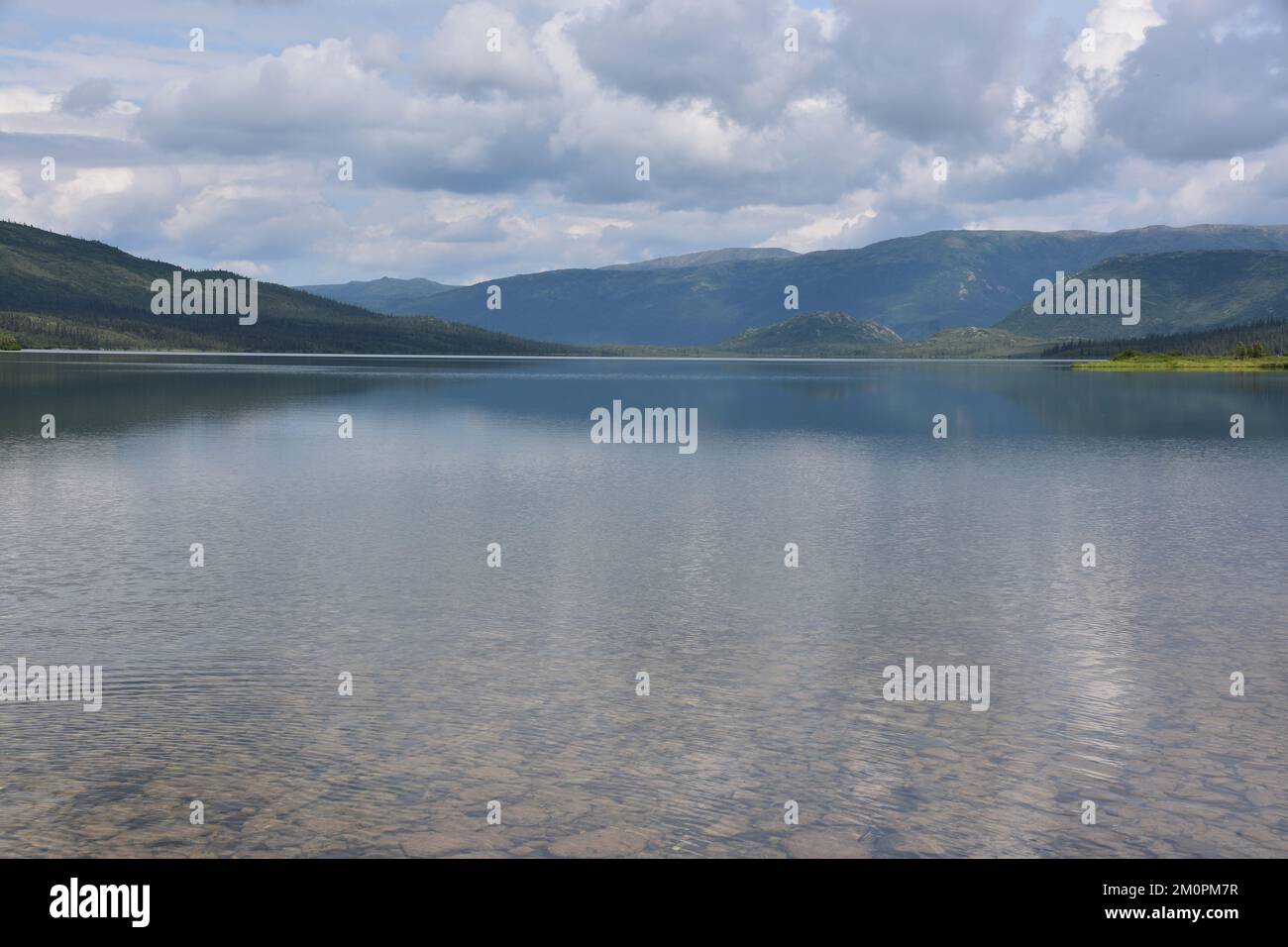 Wonder Lake spiegelt die Berge wider Stockfoto