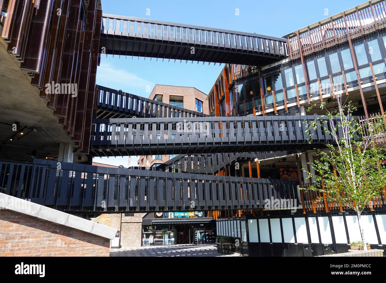 Brücken zwischen den Gebäuden der Camden Market Hawley Wharf Entwicklung in Camden Town, London England Vereinigtes Königreich Stockfoto