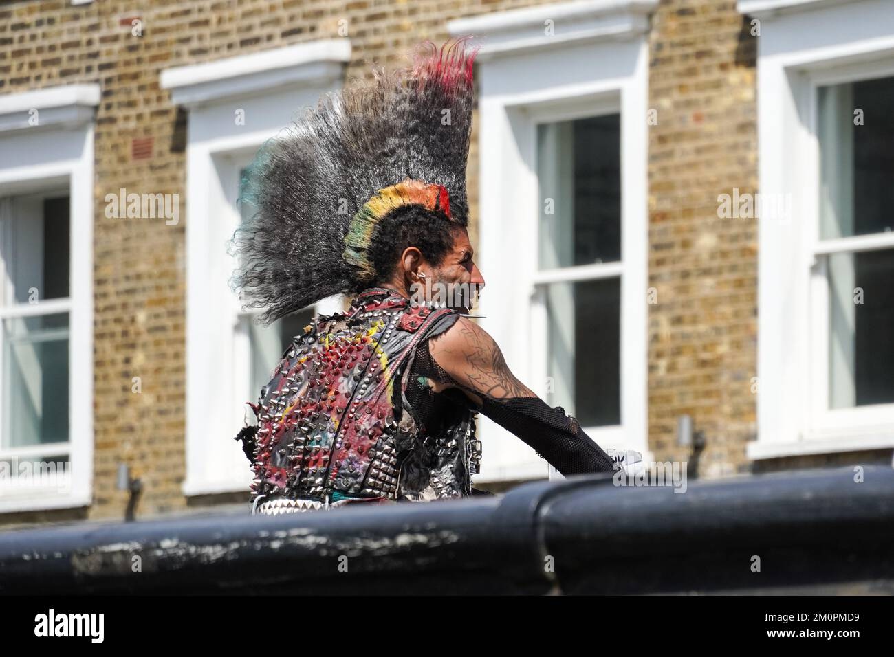 Mann verkleidet wie ein Punk auf der Lock Bridge in Camden Town, London, England, Großbritannien Stockfoto
