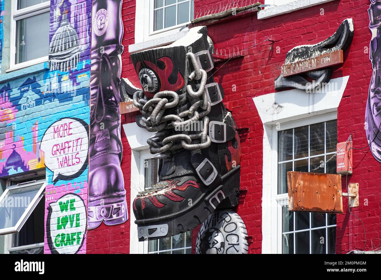 Dekorierte Geschäfte Fassaden auf der Camden High Street, Camden Town, London England Großbritannien Stockfoto