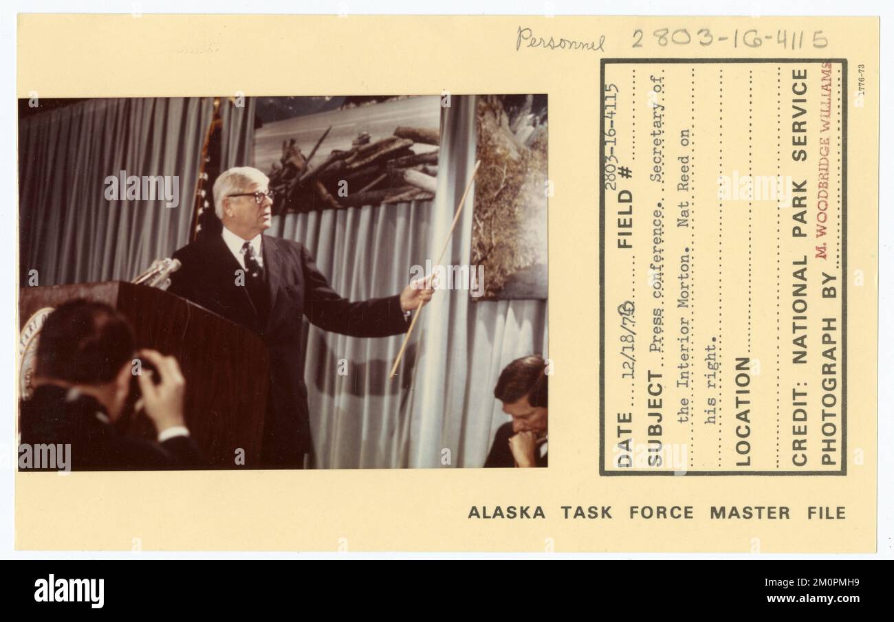 Pressekonferenz; Innenminister Morton. NAT Reed zu seiner Rechten. Alaska Task Force Fotos Stockfoto