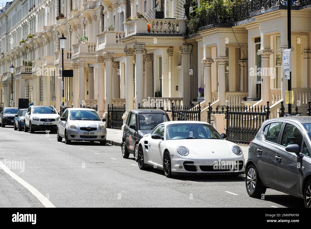 Terrassenhäuser aus der viktorianischen Zeit am Earl's Court Square, London, England, Großbritannien Stockfoto