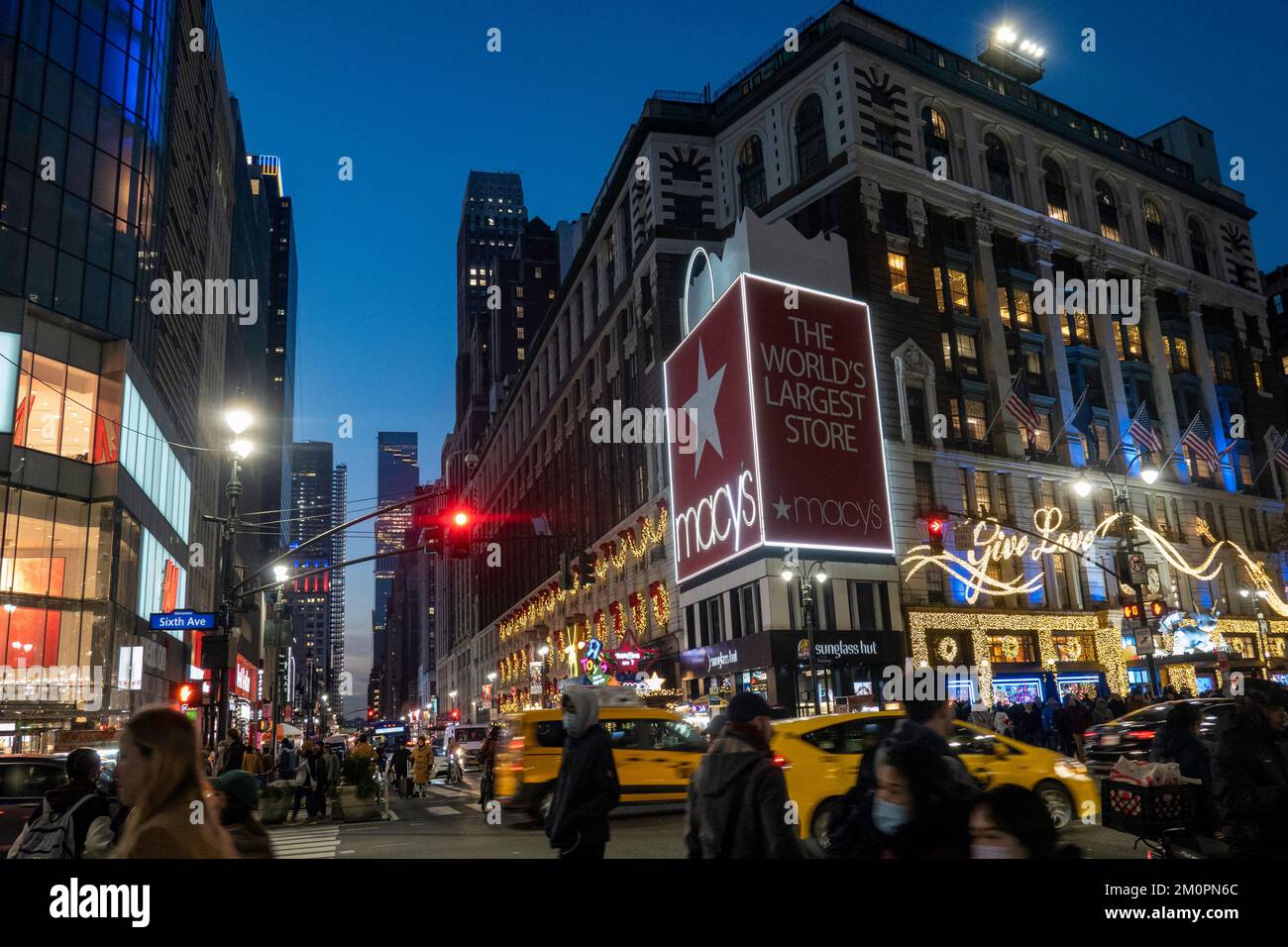 Die Fassade von Macy's Flagship Store am Herald Square ist für die Feiertage in New York City, USA 2022, dekoriert Stockfoto