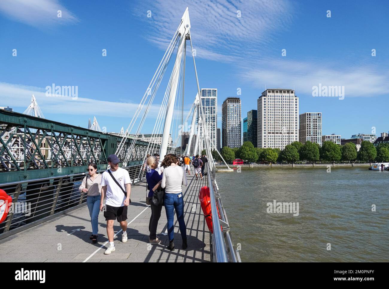 Touristen an den Golden Jubilee Bridges, London England Großbritannien Stockfoto