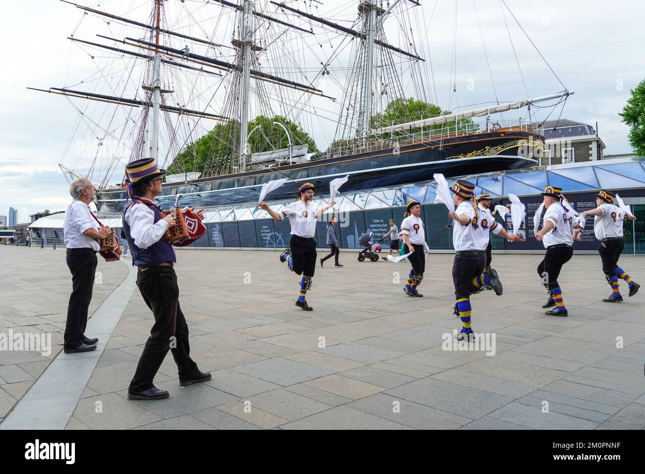 Morris-Tänzer vor dem Cutty Sark Clipper-Schiff in Greenwich, London, England, Großbritannien Stockfoto