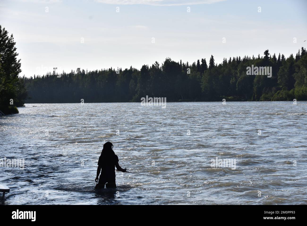 Silhouette eines Fischers am Kenai River. Stockfoto