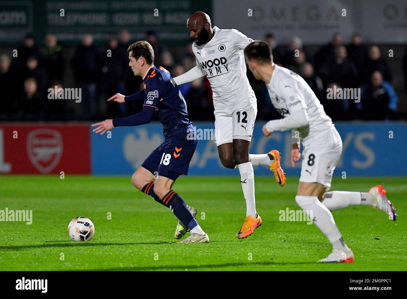 Meadow Park, Borehamwood, 6.. Dezember 2022. Ben Tollitt von Oldham Athletic tussles mit Jamal Fyfield von Boreham Wood während des Spiels der Vanarama National League zwischen Boreham Wood und Oldham Athletic in Meadow Park, Borehamwood am Dienstag, den 6.. Dezember 2022. (Kredit: Eddie Garvey | Kredit: MI News & Sport /Alamy Live News Stockfoto