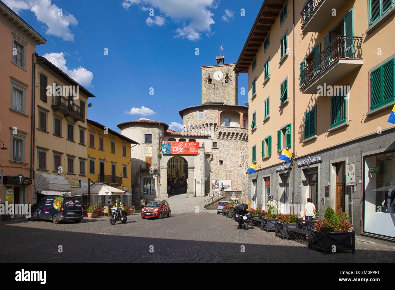 Castelnuovo di Garfagnana, Lucca, Toskana, Italien - 03. August 2022: Blick von der Via Vittorio Emanuele auf die Rocca Ariostesca mit Porta Calcinaia. Stockfoto