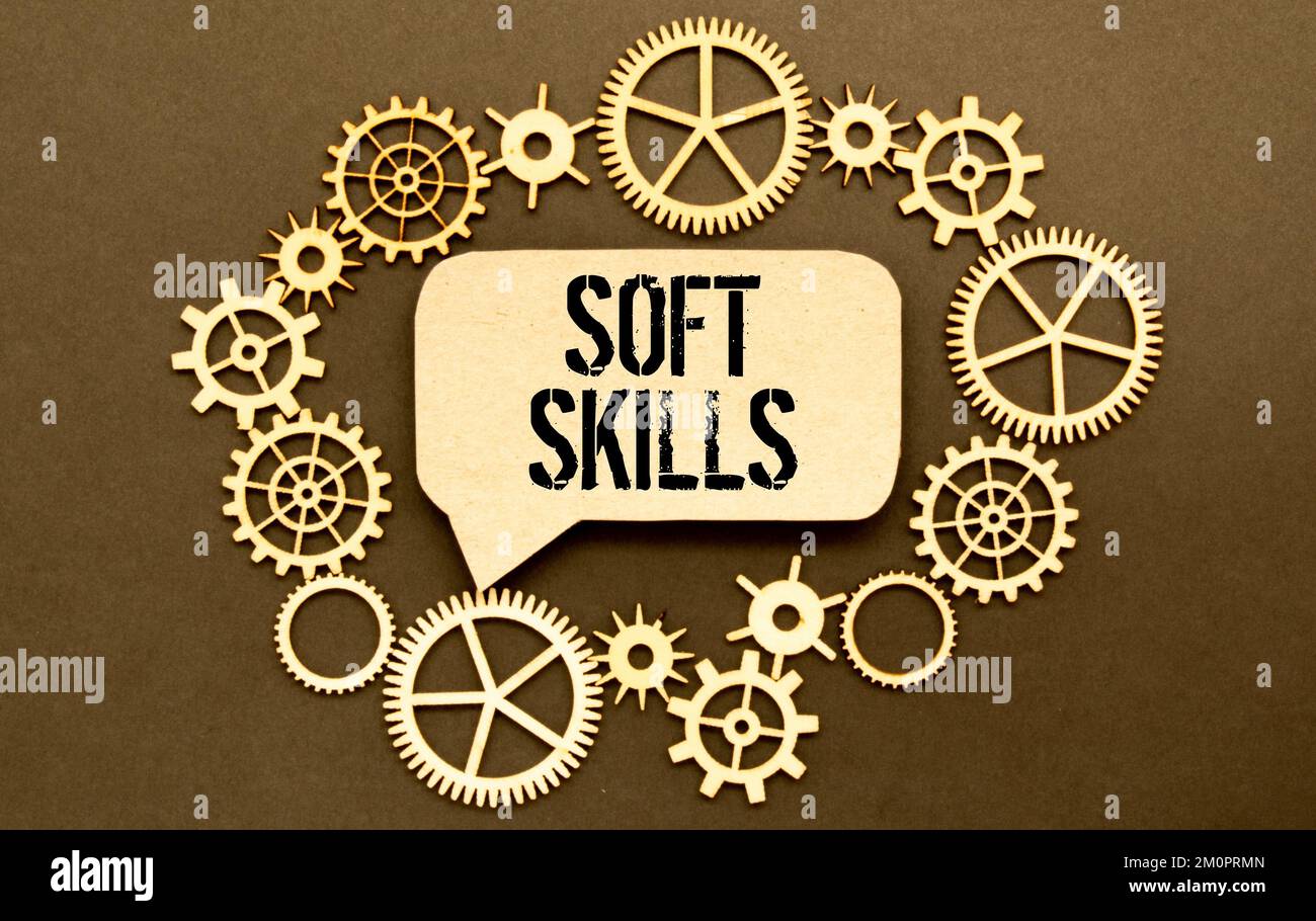 Eine weiße Visitenkarte mit dem Text „Soft Skills“ steht auf einem Schreibtisch vor dem Hintergrund eines offenen Tagebuchs. Unkonzentriert. Stockfoto