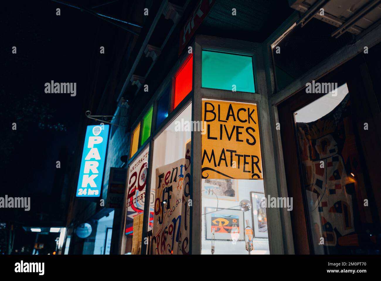 New York, USA - 21. November 2022: Black Lives Matter Schild im Schaufenster eines Geschäfts in Lower Manhattan. Black Lives Matter ist eine Bewegung, die es versucht Stockfoto