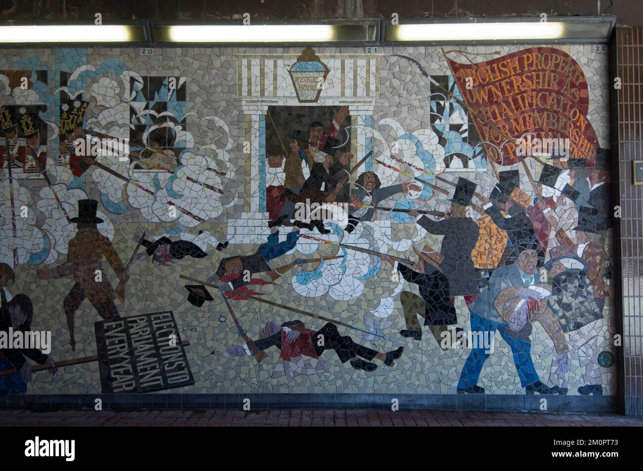 Das Chartist Mural war ein Mosaikgemälde, das vom Künstler Kenneth Budd entworfen und 1978 in einer Fußgängerunterführung in Newport, Südwales, erbaut wurde. Sie gedenkt der Newport Rising von 1839, bei der schätzungsweise 22 Demonstranten von Truppen getötet wurden. Es wurde umstritten zerstört, um Platz für eine neue Stadtentwicklung im Jahr 2013 zu schaffen. Stockfoto