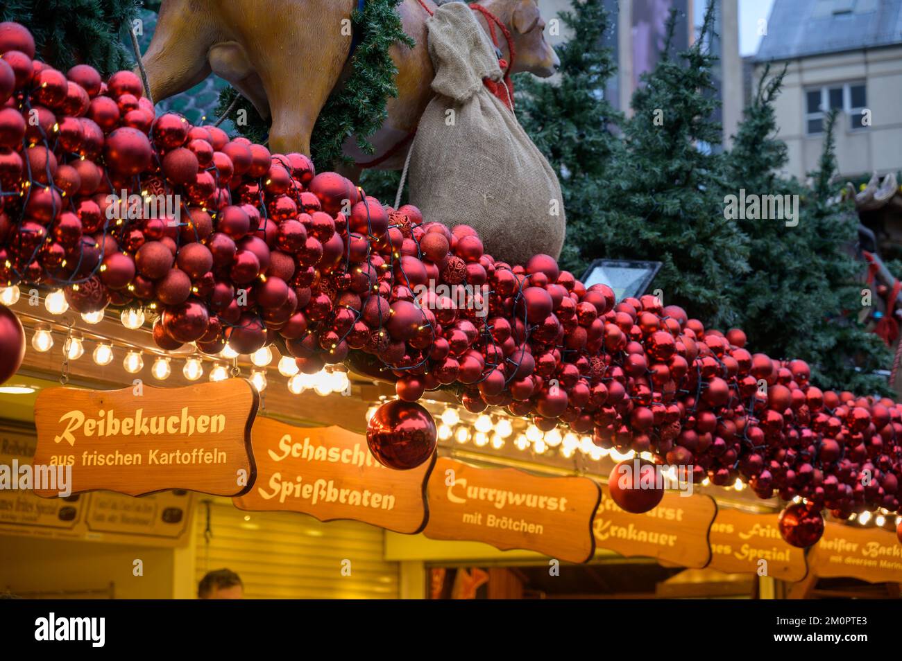 BONN, DEUTSCHLAND - 6. DEZEMBER 2022: Hunderte von roten Weihnachtsbällen auf einer Hütte Stockfoto