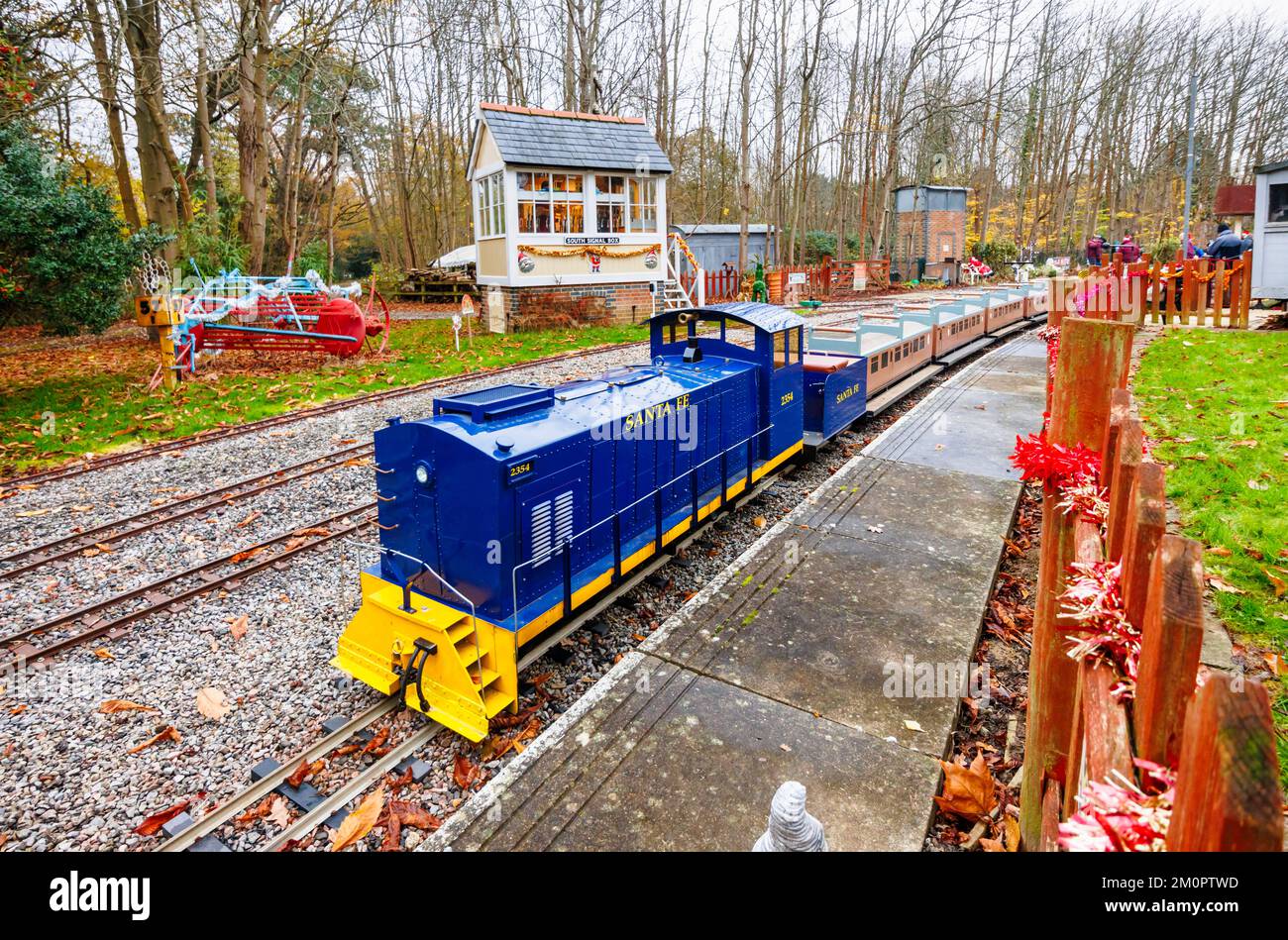 Santa Fe Zugmaschine und Signalbox bei der jährlichen Santa Special Veranstaltung in der Mizens Railway, Knaphill, Woking mit Miniaturzugfahrten für Kinder Stockfoto