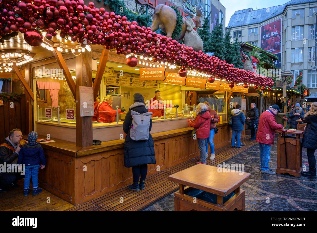 BONN, DEUTSCHLAND - 6. DEZEMBER 2022: Menschen werden an einem Imbissstand serviert Stockfoto