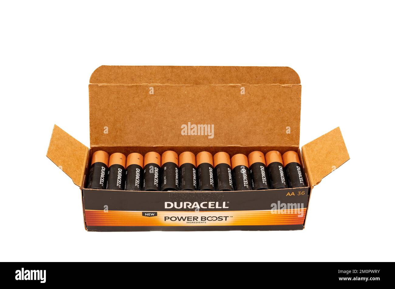 Eine Packung mit 36 Duracell Power Boost AA-Alkali-Mangan-Batterien mit Power Boost-Komponenten, isoliert auf weiß Stockfoto