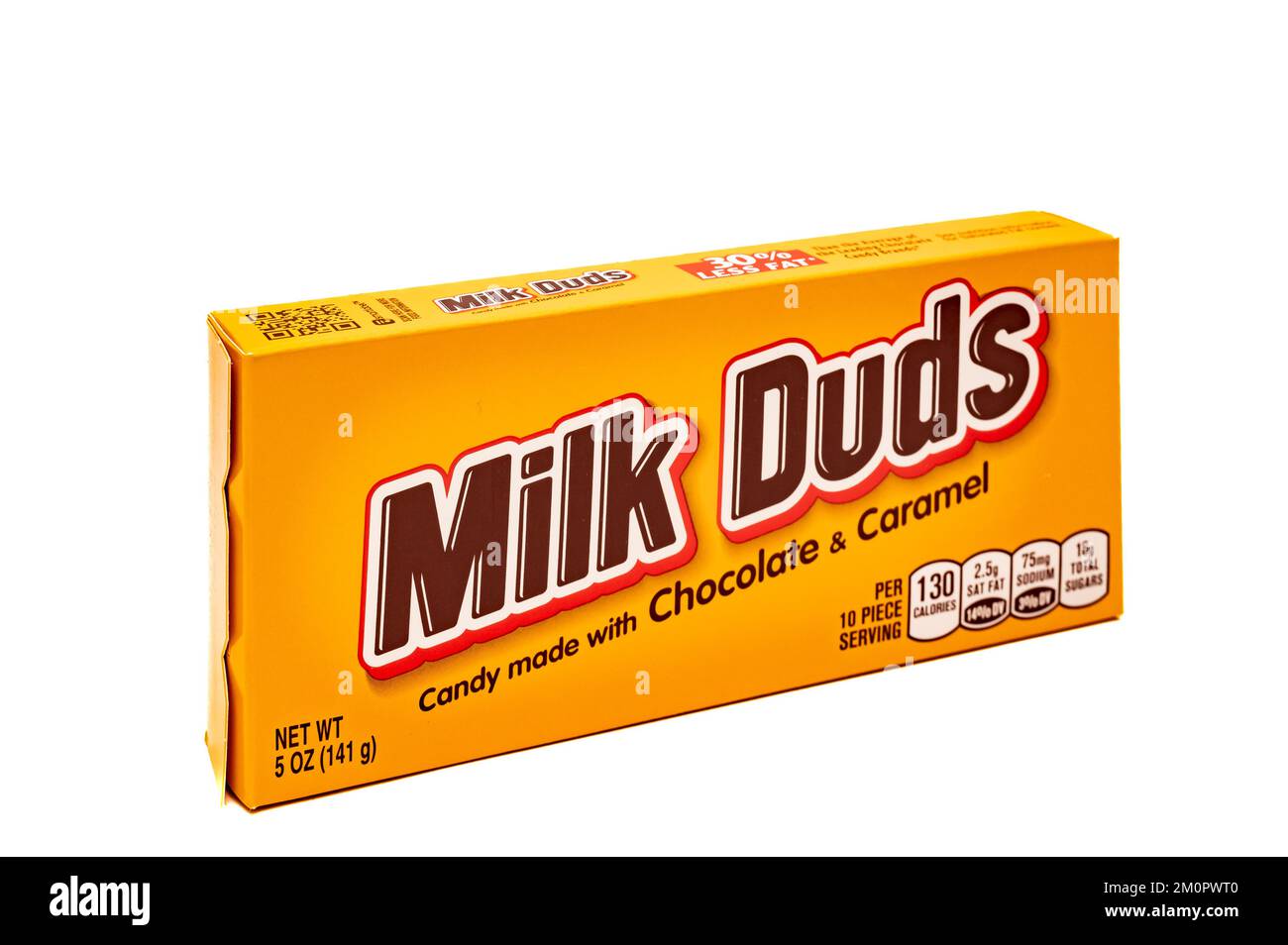 Eine Schachtel Milk Duds Süßigkeiten mit Schokolade und Karamell von The Hershey Company, ein lustiger Leckerbissen isoliert auf Weiß Stockfoto