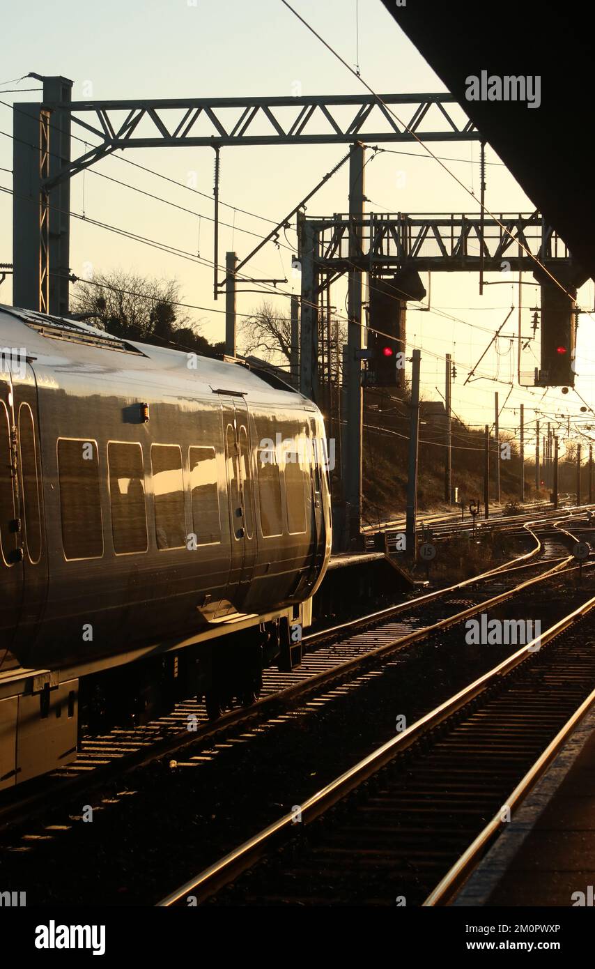 Northern Züge Civity Diesel-Mehrfacheinheit, die darauf wartet, den Bahnhof Carnforth zu verlassen und auf die West Coast Main Line zu fahren, 7.. Dezember 2022, Sonnenlicht auf den Schienen. Stockfoto