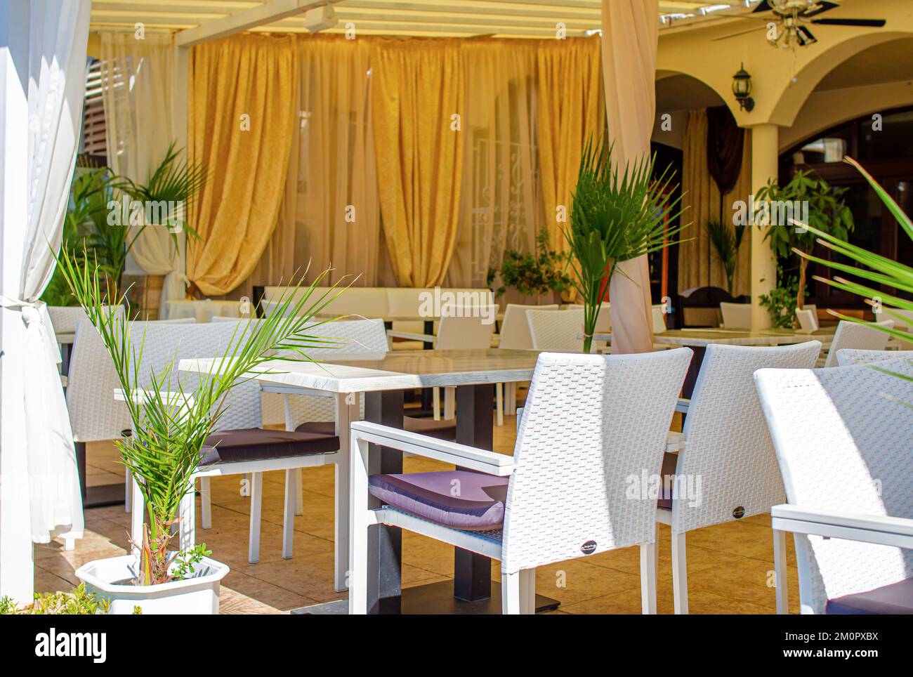 Terrasse eines Straßencafés. Stockfoto