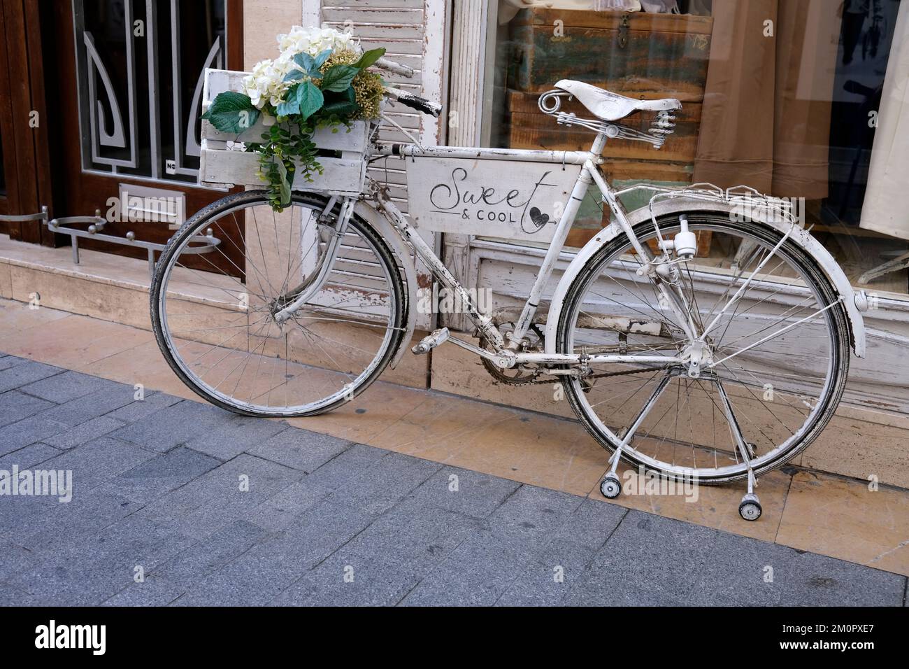 Künstlerisches Fahrrad mit einem süßen und coolen Schild in Sitges, Spanien Stockfoto