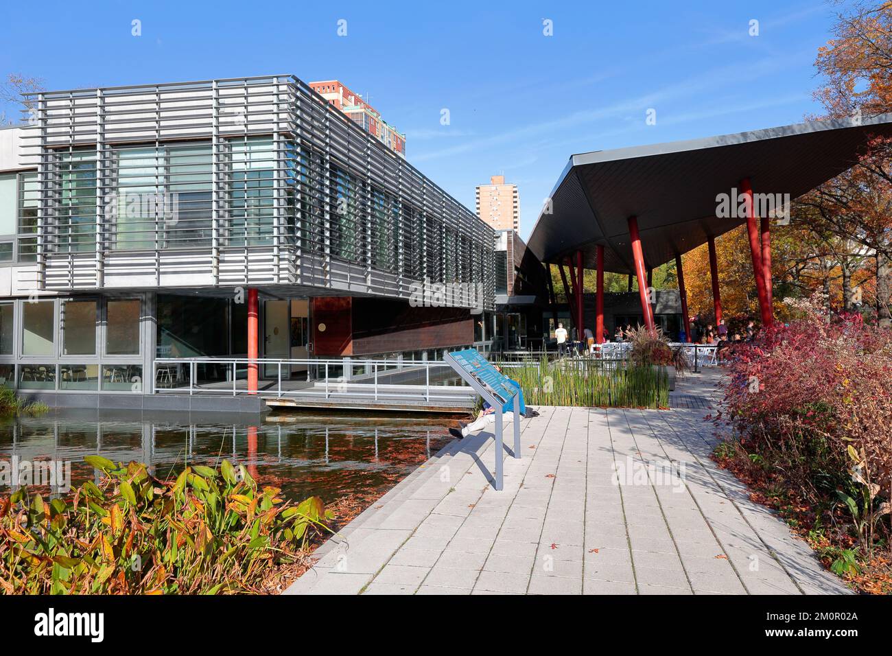 Queens Botanical Garden Verwaltungsgebäude und Besucherzentrum, Flushing, Queens, New York. Ein reinigendes Biotop fließt am Gebäude vorbei. Stockfoto