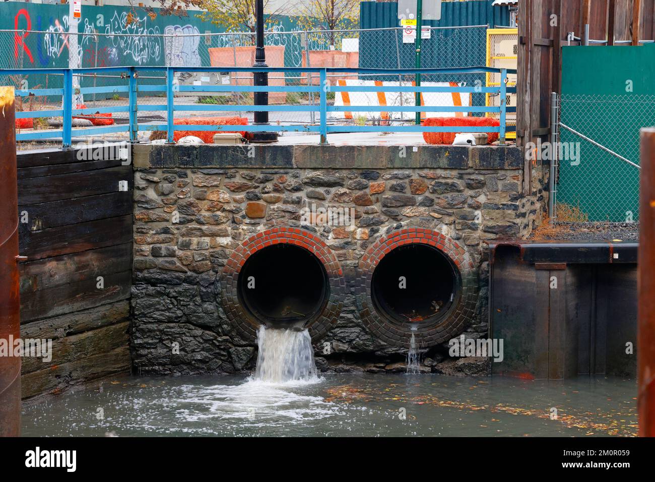 Ein kombiniertes Abwasserüberlaufrohr „OH-005“ leitet Regenwasser und unbehandelte Abwässer während eines Regensturms in New York in den Gowanus-Kanal. Kombiniertes Sewe Stockfoto