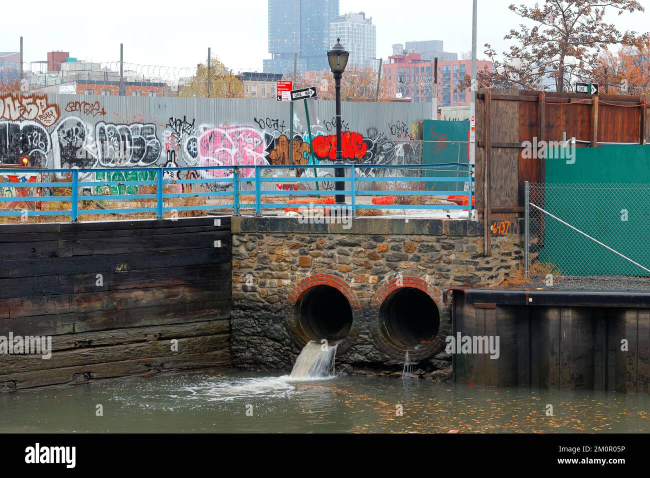 Ein kombiniertes Abwasserüberlaufrohr „OH-005“ leitet Regenwasser und unbehandelte Abwässer während eines Regensturms in New York in den Gowanus-Kanal. Kombiniertes Sewe Stockfoto